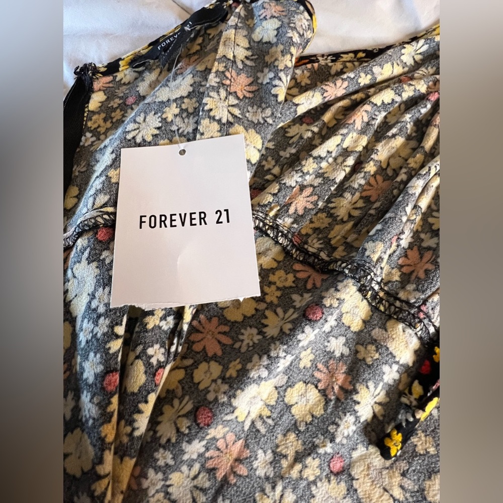 NWT Forever 21 floral print halter dress. Keyhole in front. Zipper closure. Med - Picture 9 of 9